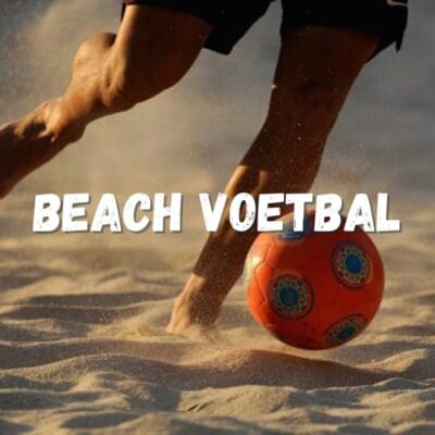 Mensen spelen beachvoetbal op het strand, omringd door zand en de zee, terwijl ze genieten van een leuke en actieve dag