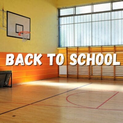 Een gymzaal met een basketbalhoepel aan de muur, klaar voor het nieuwe schooljaar.