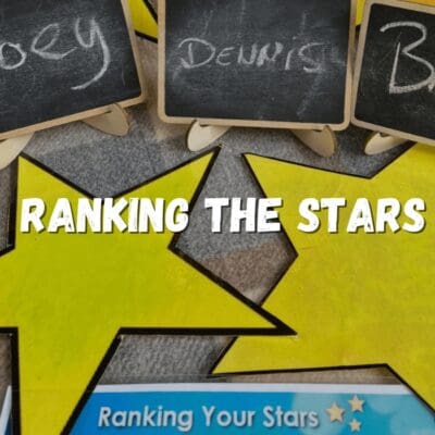 Ranking the Stars spel met namen op krijtbordjes en gele sterren op de achtergrond.