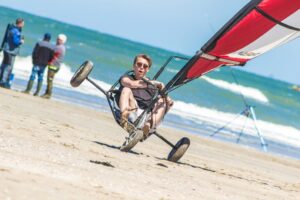 Blokarten op het strand. Rijden op het strand